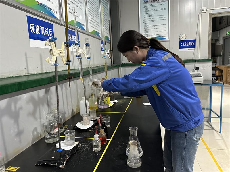 咸陽公司：堅(jiān)守崗位 奮斗不“打烊”1.png