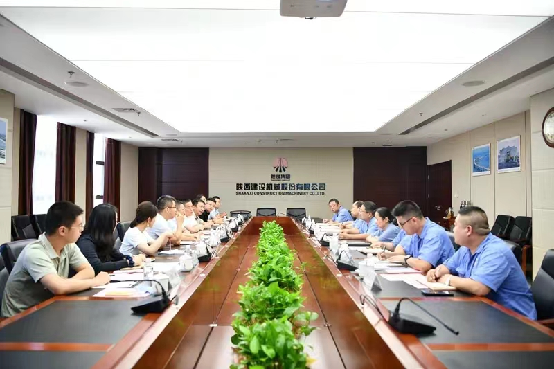 公司黨委委員、財(cái)務(wù)總監(jiān)胡大偉到陜建機(jī)股份交流座談
